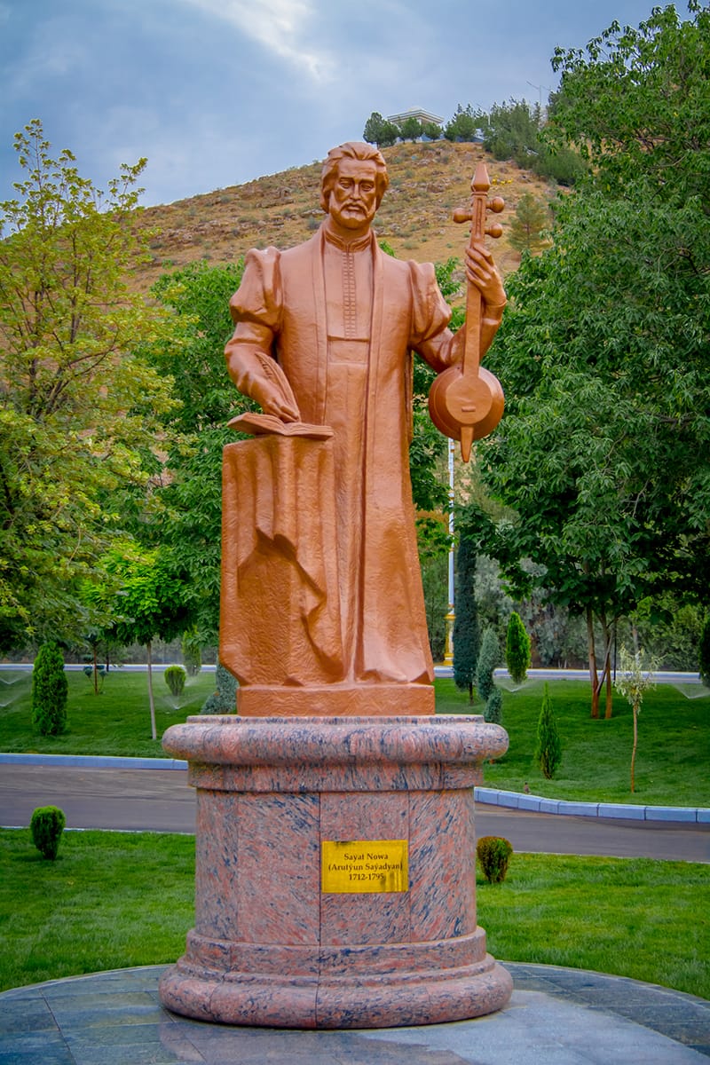 Литературные гении в культурно-парковом комплексе «Махтумкули Фраги»: знакомство с Саят-Новой