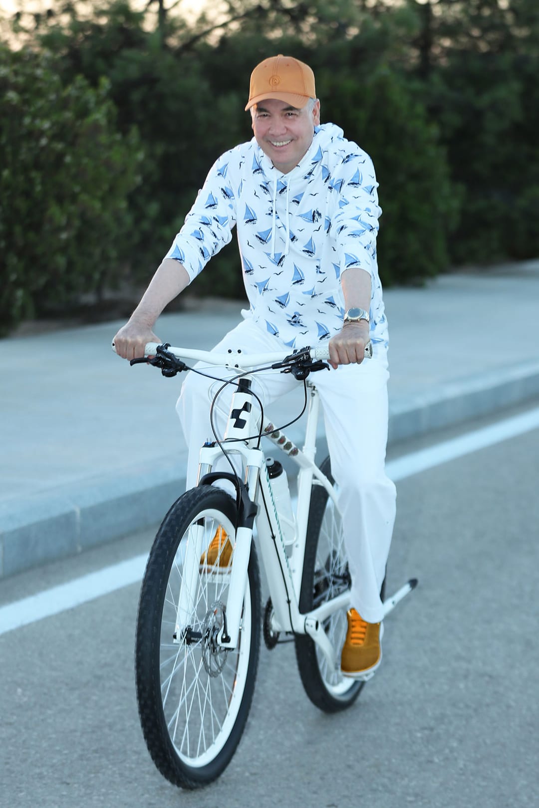 Национальный Лидер туркменского народа совершил утреннюю велопрогулку по Авазе