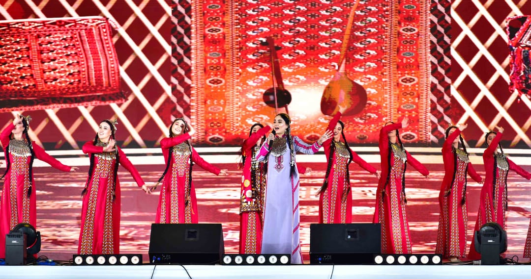 Türkmenistanda Türkmen halysynyň baýramy giňden bellenildi