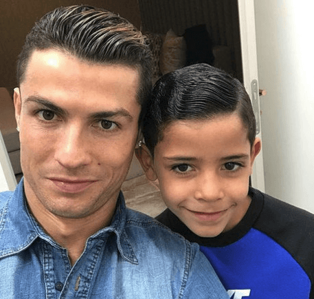 Kriştianu Ronaldu ogluna smartfon ulanmagy gadagan edýär