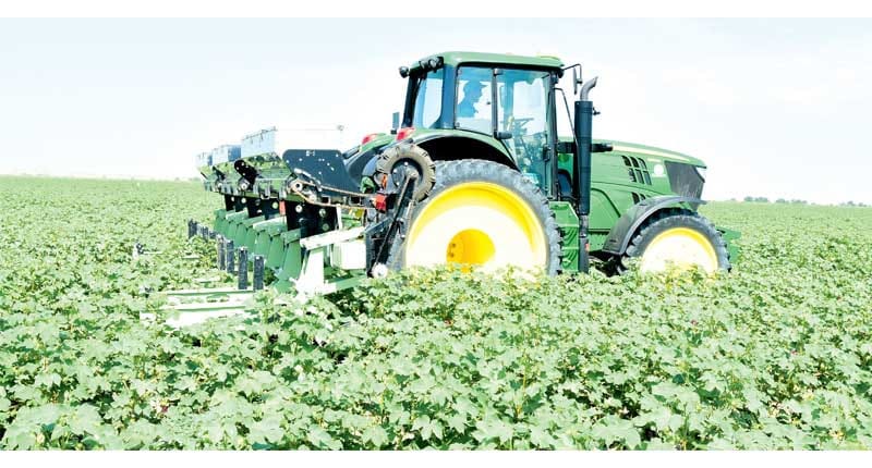 Новые тракторы «John Deere» проходят испытания на полях Туркменистана