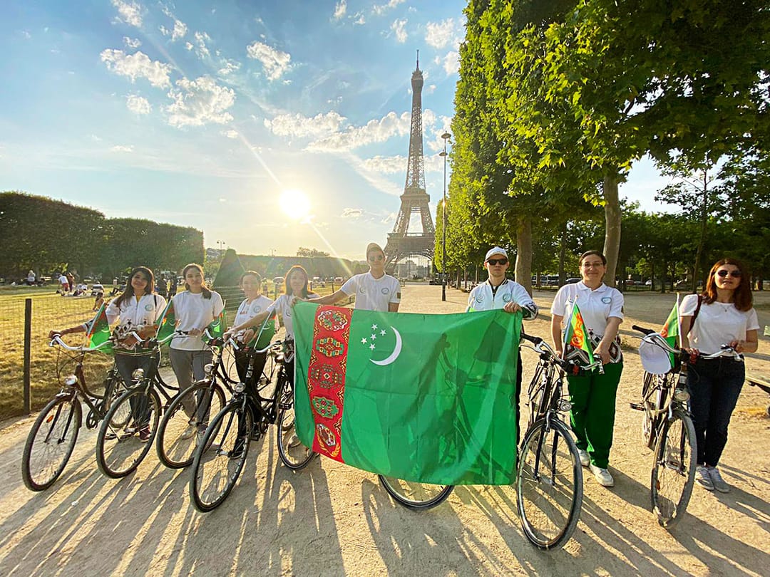 Посольство Туркменистана во Франции провело велопробег 