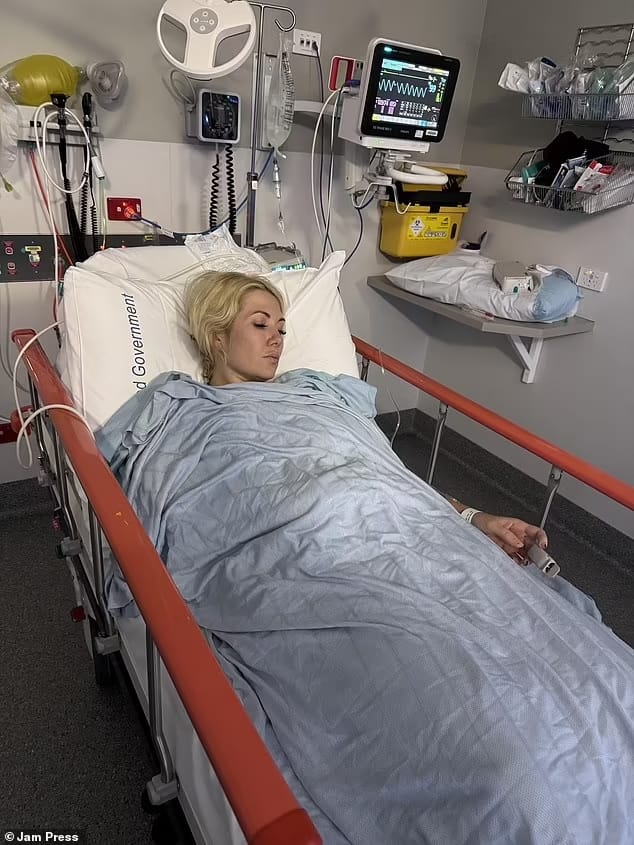 Awstraliýaly gyzy ýyldyrym urandan soňra gözüniň reňki üýtgedi