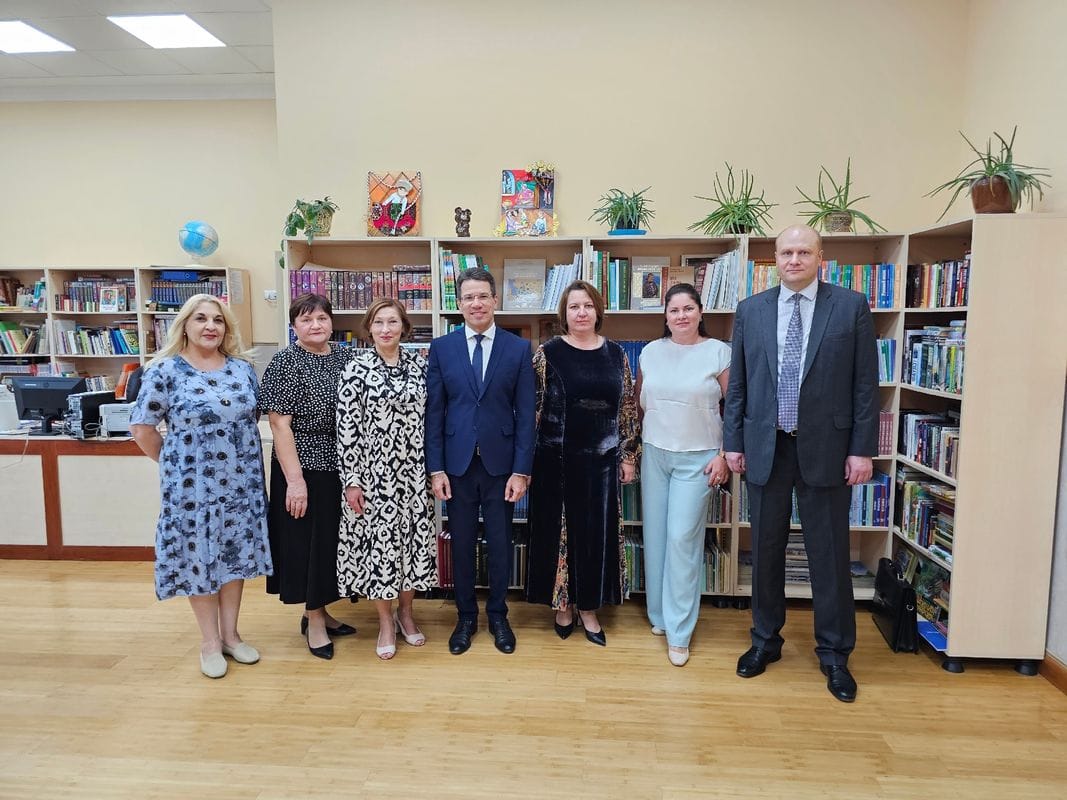 Turkmen-Russian school in Ashgabat received a gift from the Astrakhan governor