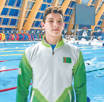 Туркменский пловец готовится к участию в чемпионате России-2020