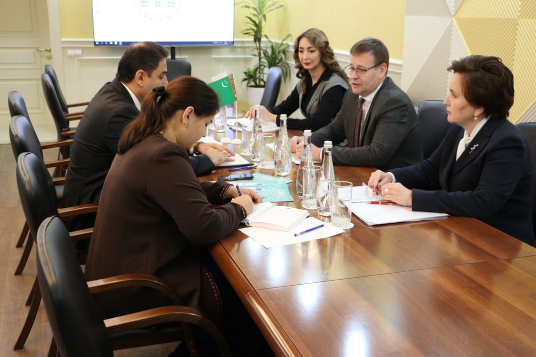 Türkmenistanyň konsuly ADLU-da okaýan türkmen talyplary bilen duşuşdy 