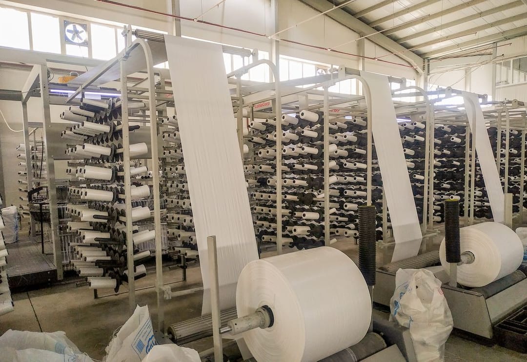 Türkmen öndürijisi «Nur Plastik» polipropilenden we polietilenden öndürilen senagat gaplamalaryny hödürleýär