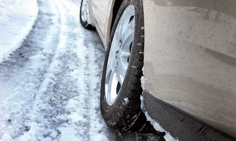 Germaniýada buzly ýagyn zerarly 50 awtoulag çaknyşdy