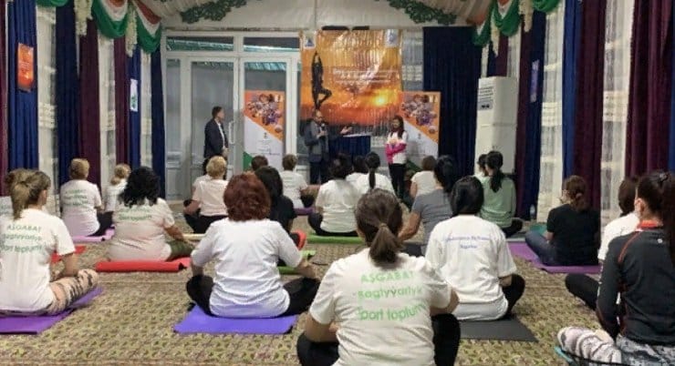 Посольство Индии в Ашхабаде организовало праздничную демонстрацию йоги