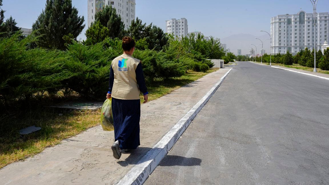 «Ussat kömekçi» kottejleriň ýaşaýjylaryna hojalyk zibillerini zyňmak boýunça hyzmatyny hödürleýär 