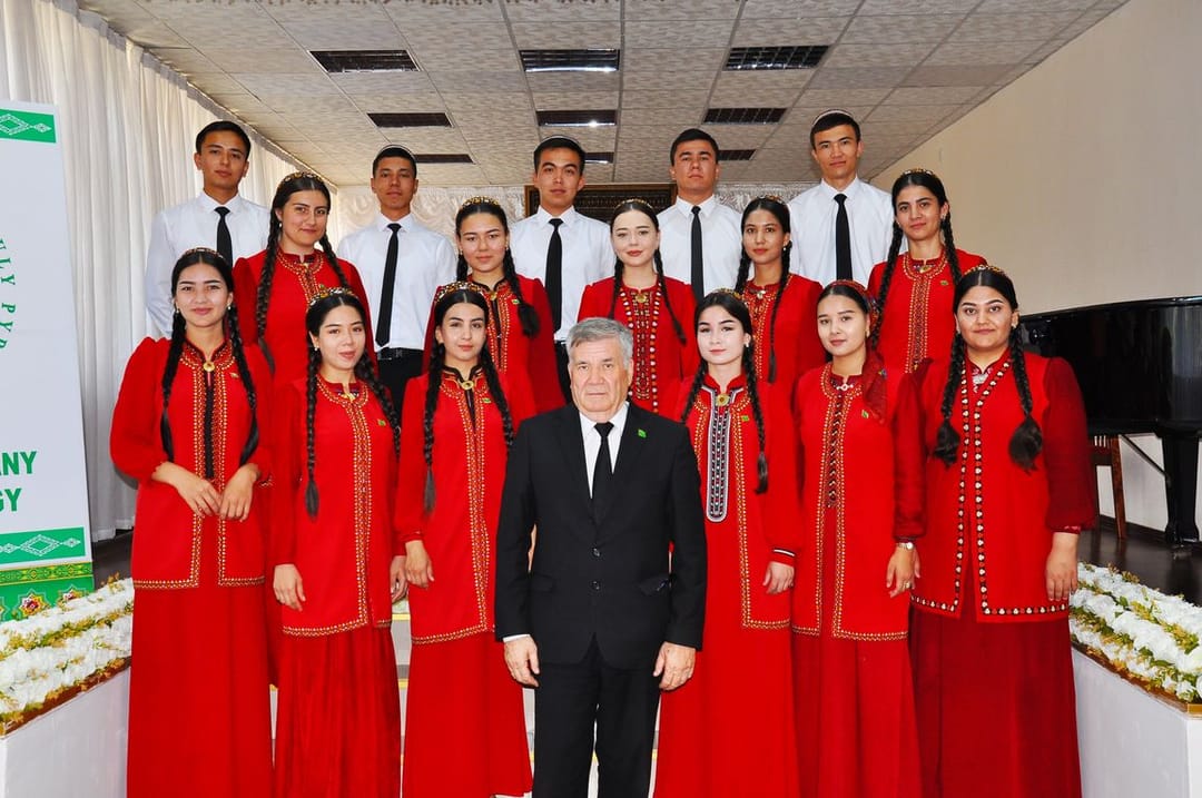 Тридцатилетний юбилей отмечает отделение «живопись и скульптура» Лебапской спецшколы искусств