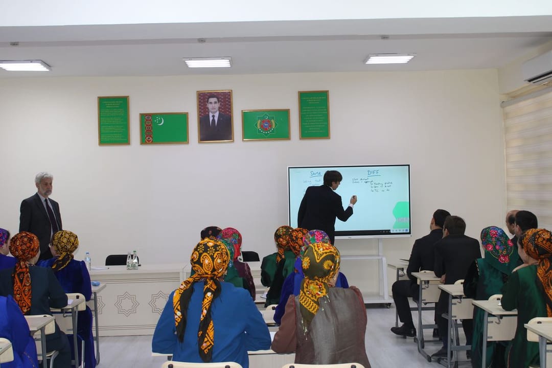 Britaniýaly professorlar Türkmen milli dünýä dilleri institutynyň mugallymlary bilen duşuşdylar