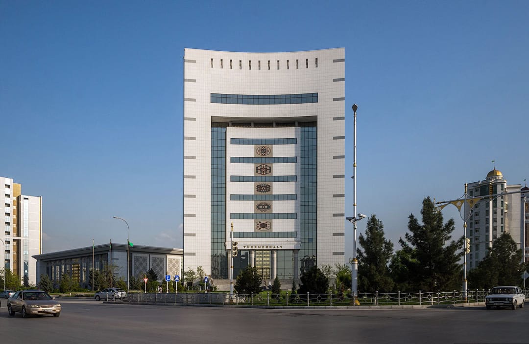 Президент Туркменистана потребовал увеличить производство ковров ручной работы