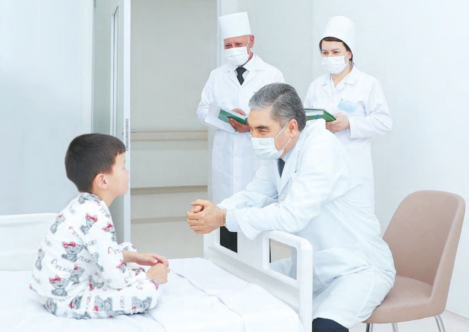 Гурбангулы Бердымухамедов навестил маленьких пациентов  больницы в Туркменбаши