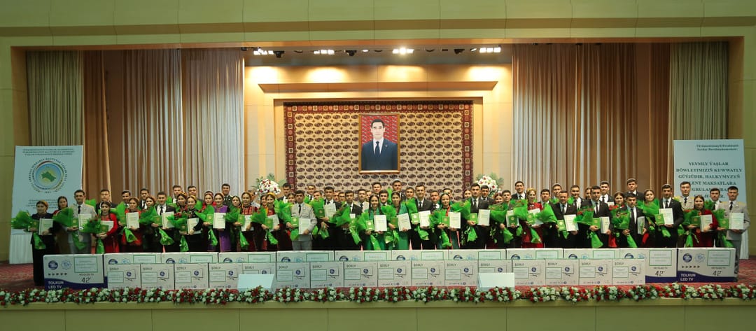 Ýaş alymlaryň 67-sine sylaglar gowşuryldy