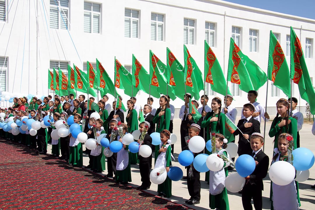В городе Аркадаг открылись специализированный учебно-воспитательный комплекс, 5 школ и 9 детсадов