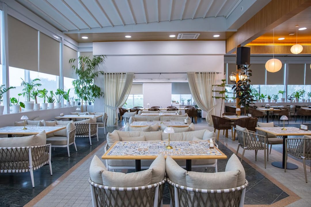 Ресторан Dejavu предлагает выгодные условия для проведения дневных торжеств