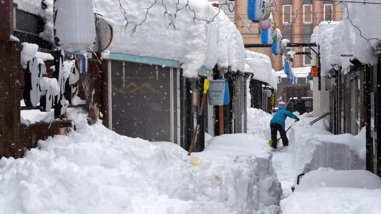 В Японии снежные завалы выросли до размеров двухэтажного дома