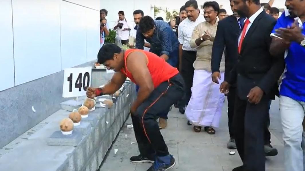 Мужчина разбил руками 148 кокосов и попал в Книгу рекордов