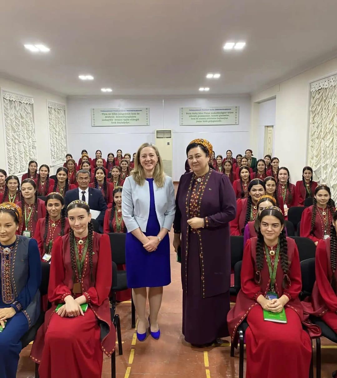 Посол Великобритании в Туркменистане посетила Педагогическую школу Марыйского велаята