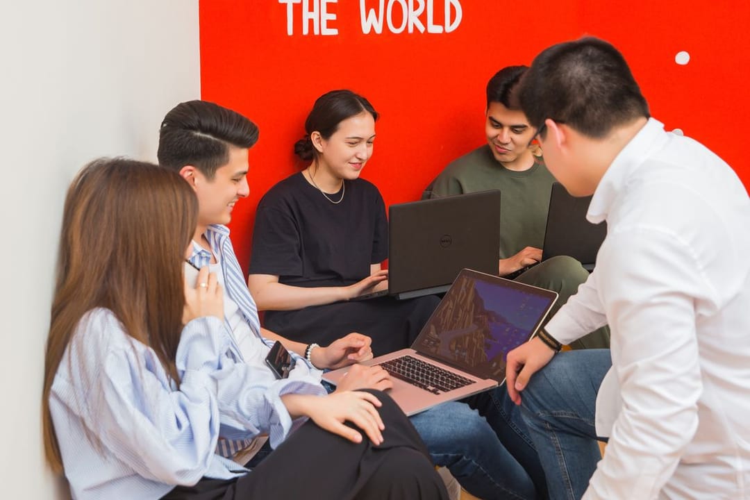 ITEA IT akademiýasy grafiki we UI/UX dizaýnyna bagyşlanan mowuklaýyn agşama çagyrýar