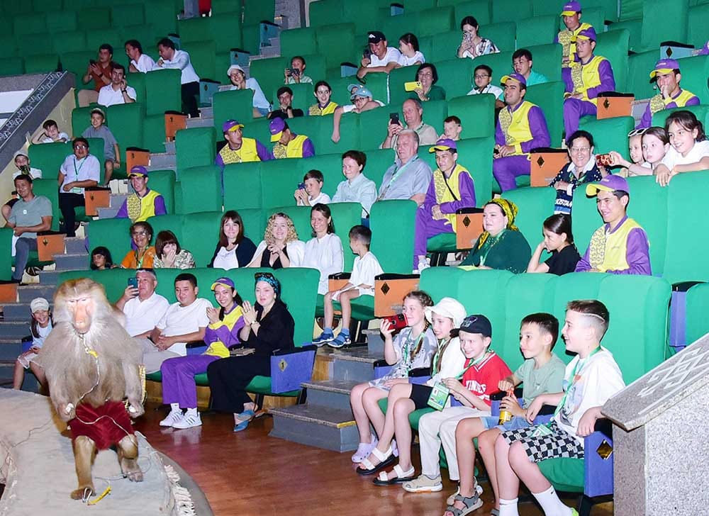 Для юных участников международного шахматного турнира организована экскурсия по Ашхабаду