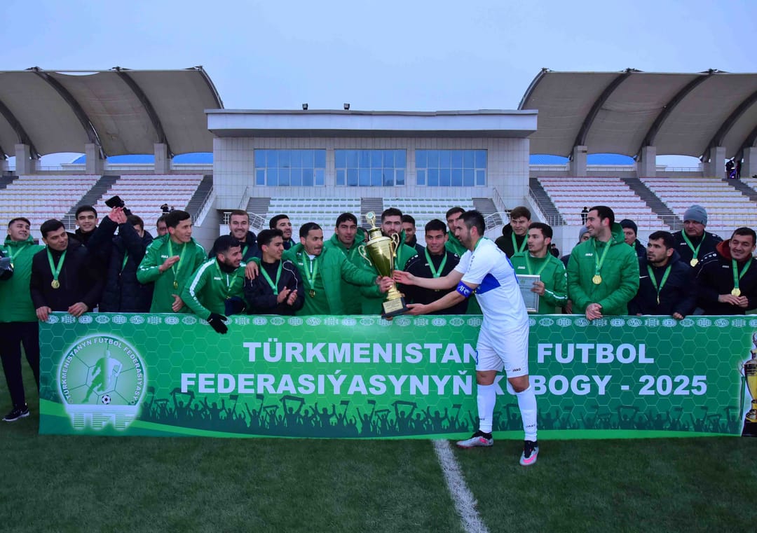 «Arkadagyň» futbolçylaryna FFT-2025 Kubogyndaky ýeňşi üçin sylaglar gowşuryldy