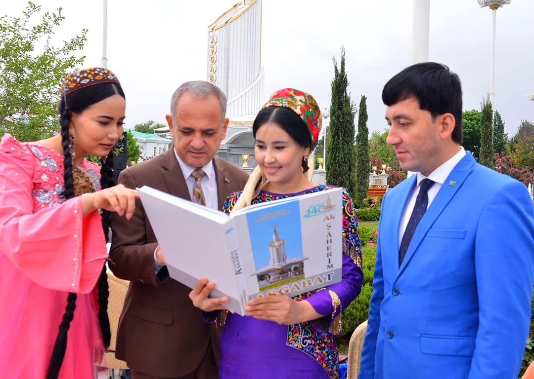 Широкой общественности представили новую книгу Бердымухамедова «Мой белый город Ашхабад»