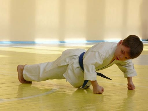 Aşgabatly mekdep okuwçysy eline daýanyp 7800 gezek ýatyp-galdy, ol dünýä rekordyny täzelemegi maksat edinýär