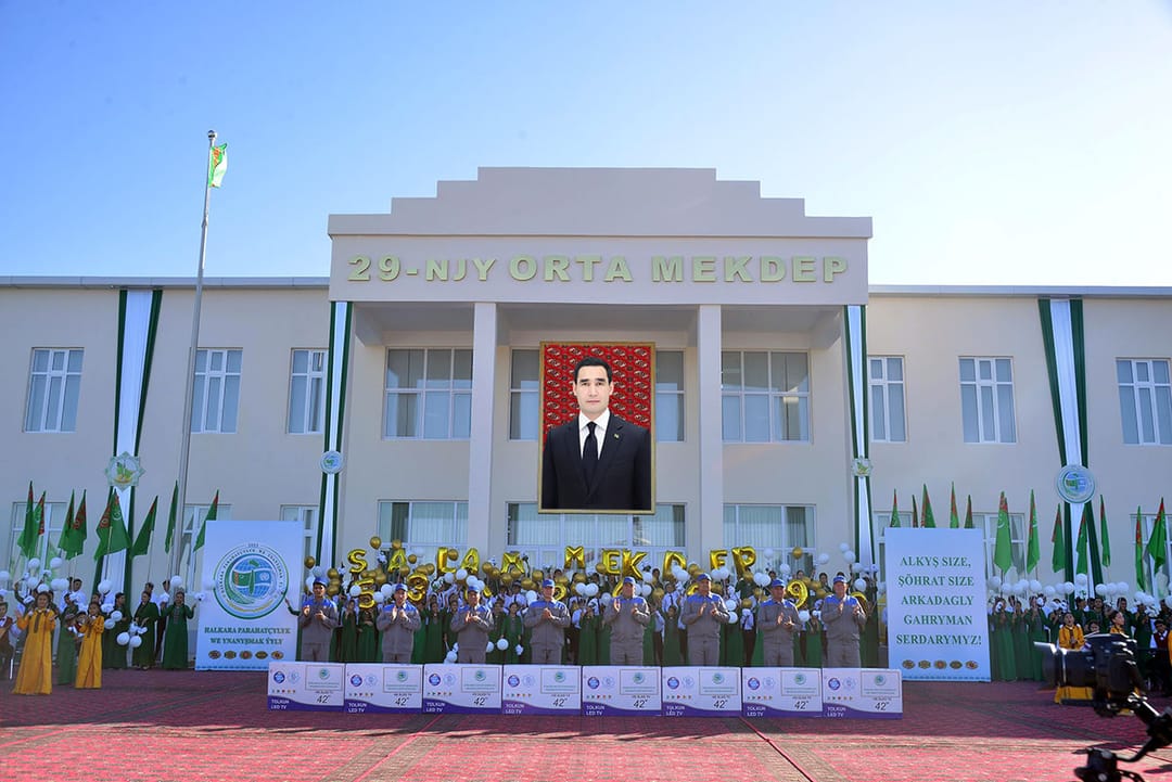 В селе на востоке Туркменистана открыли новую школу на 400 мест