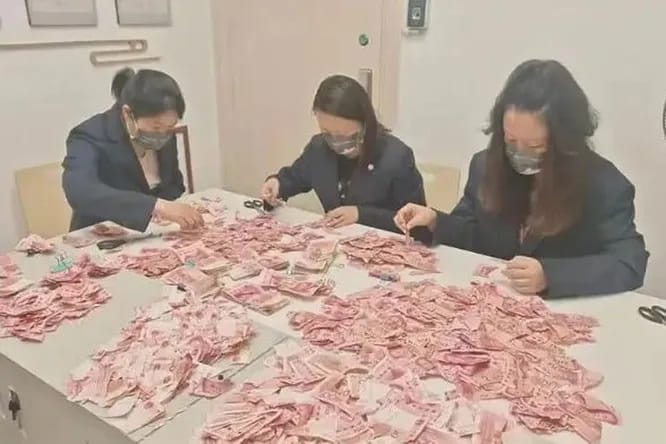 In China, bank employees glued together banknotes torn into 100 000 pieces
