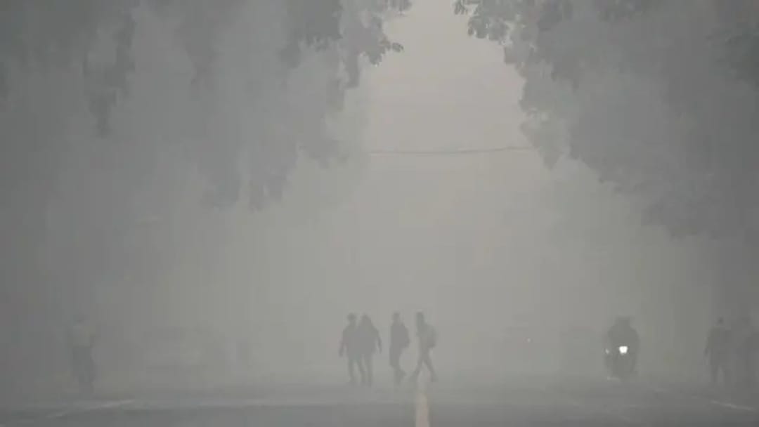 Hindistan'ın başkenti Delhi'de, 15 yaş üstü benzinli ve 10 yaş üstü dizel araçlara yakıt yasağı getiriliyor