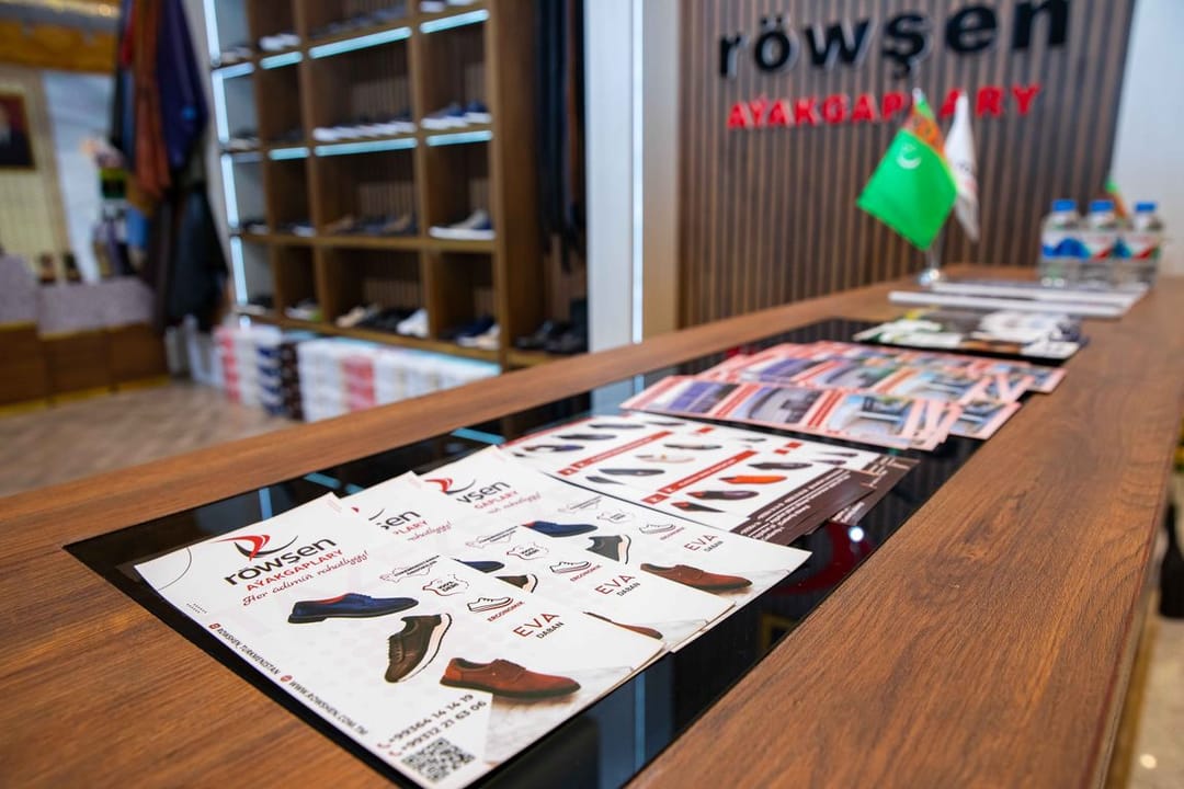 «Röwşen aýakgaplary» kärhanasy önümlerini «Ak şäherim Aşgabat» atly halkara sergide tanyşdyrýar