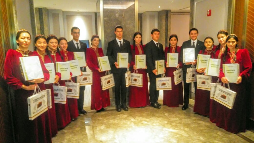 Koreýada bilim alýan türkmen talyplaryna Türkmenistanyň Prezidentiniň adyndan ýadygärlik sowgatlary gowşuryldy