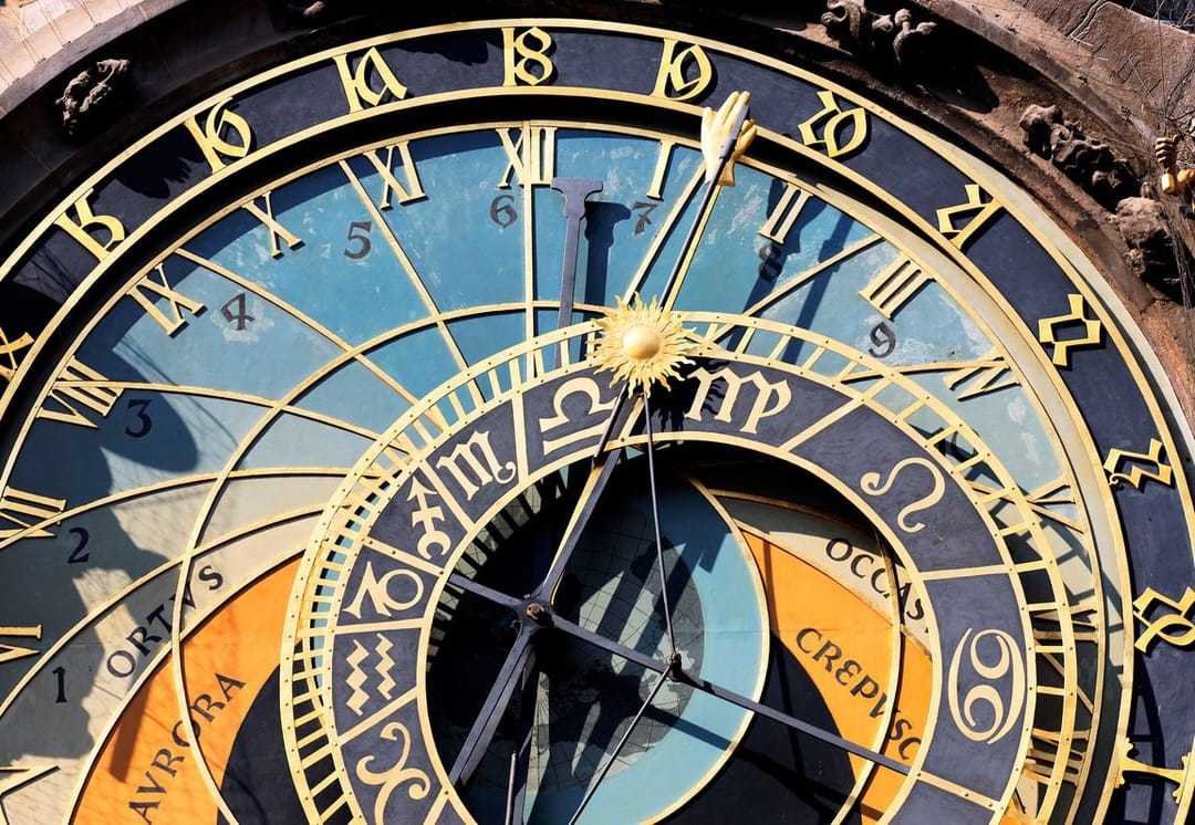 Астролог кратко описал, что ждет в 2023 году каждый из знаков Зодиака на работе