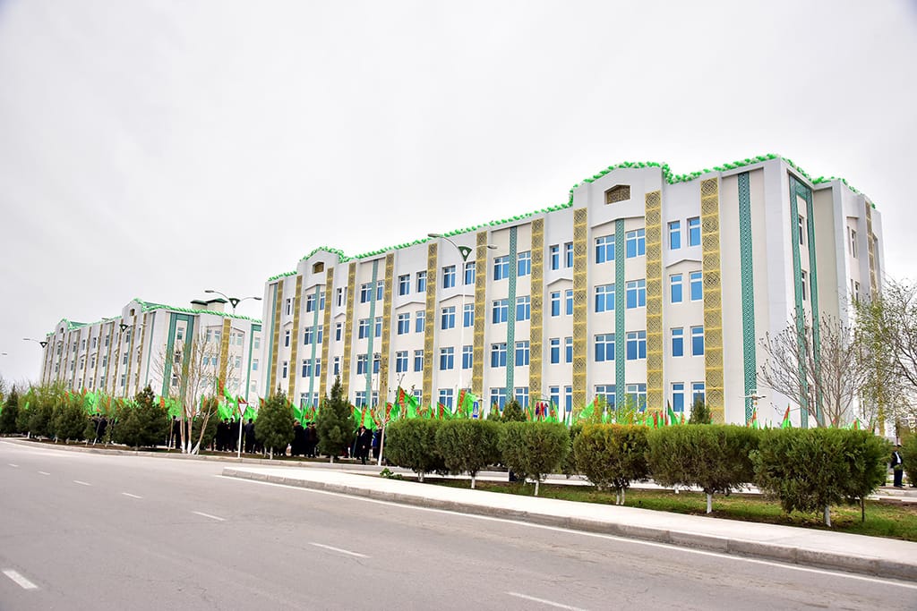 Около 600 семей Туркменабата за последний год въехали в новые дома