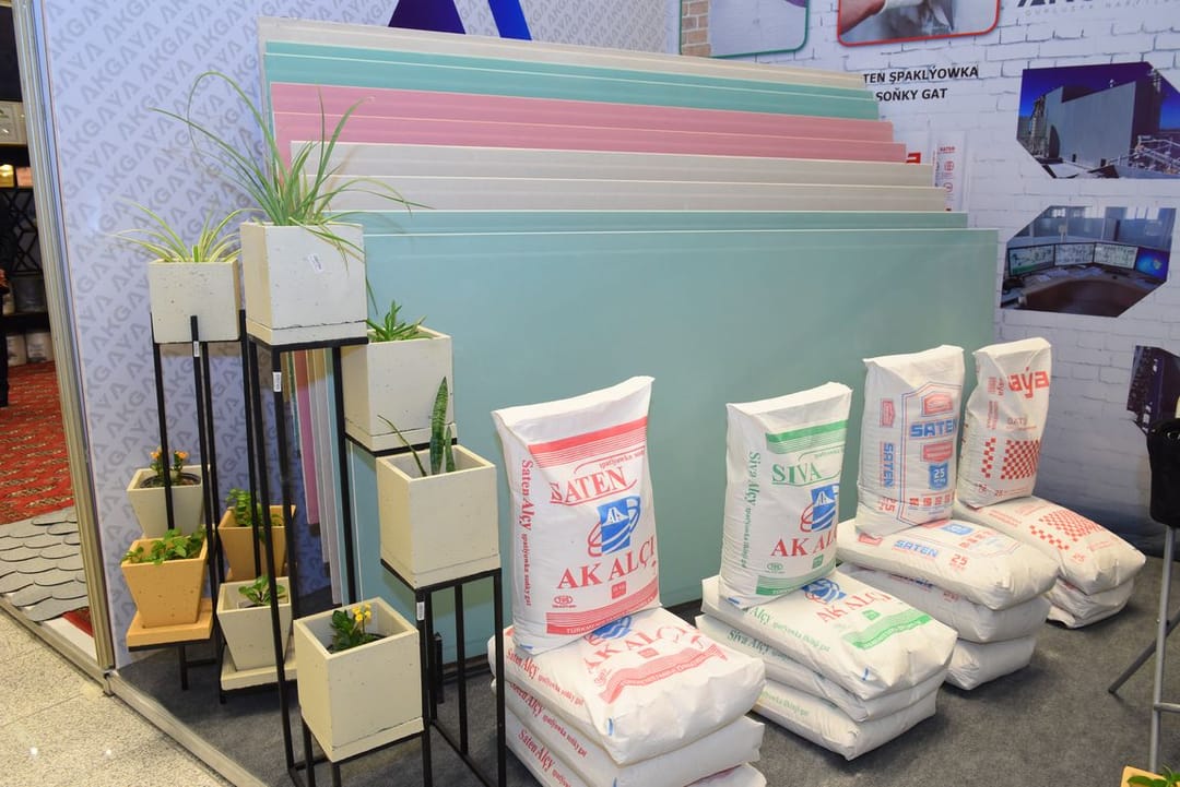 «Ak gaýa» TSTB-niň sergisinde gurluşyk garyndylaryny tanyşdyrýar