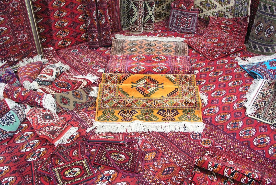 Daşoguzly halyçy «Derweze» gölli haly dokap, Türkmen halysynyň baýramyna toý sowgadyny taýýarlady 