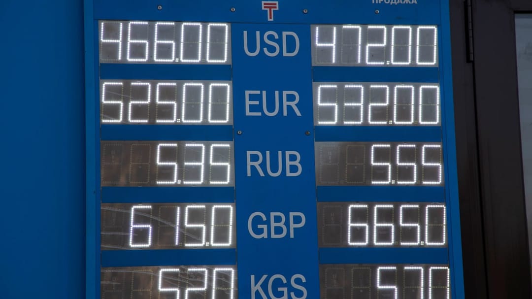 Казахстан запретил размещение валютных табло на улицах