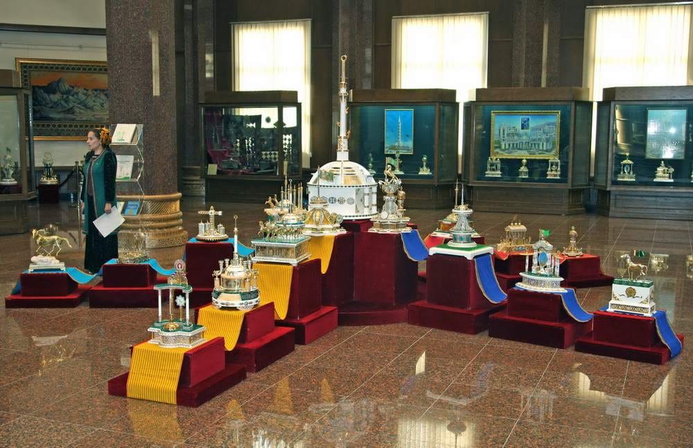 В Государственном музее Туркменистана открылась выставка, посвященная Дню  независимости 