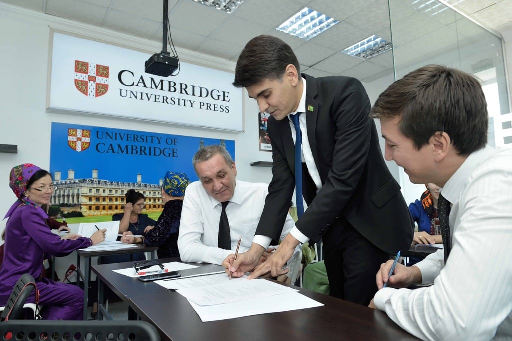 Türkmenistanyň hususy bilim merkezi Kembrijiň iňlis dilini öwredýän usulyýeti boýunça okuwlary guramaklyga gatnaşdy