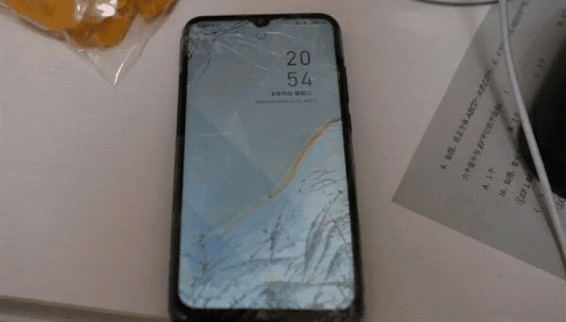 "Redmi Note 8" smartfony 25-30 metr beýiklikden ýere gaçsa-da döwülmedi