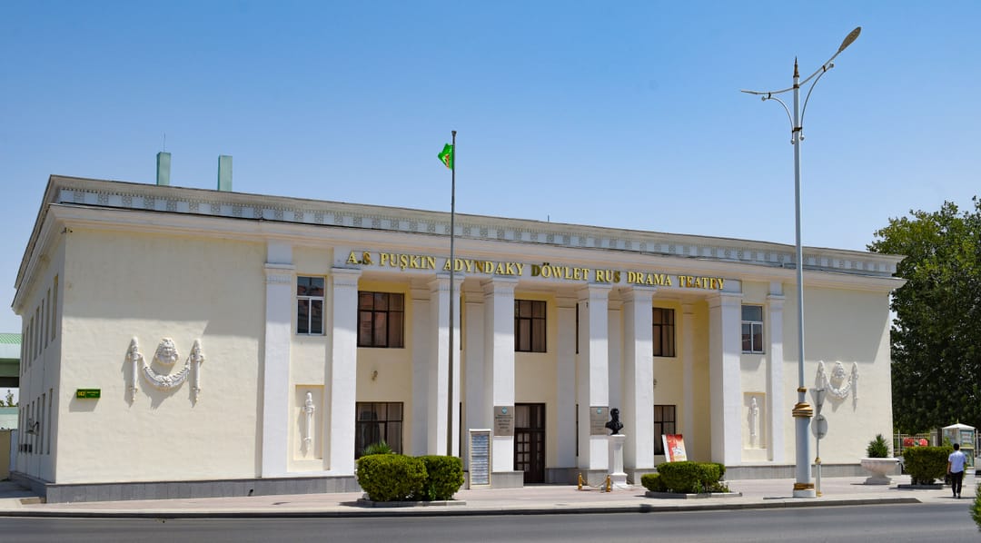 Пушкинский театр в Ашхабаде приглашает на майские спектакли