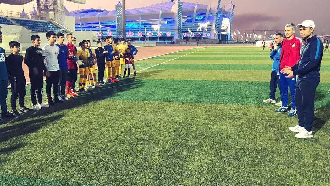 Дмитрий Хомуха побывал на тренировке детской футбольной команды «Алтын тач»