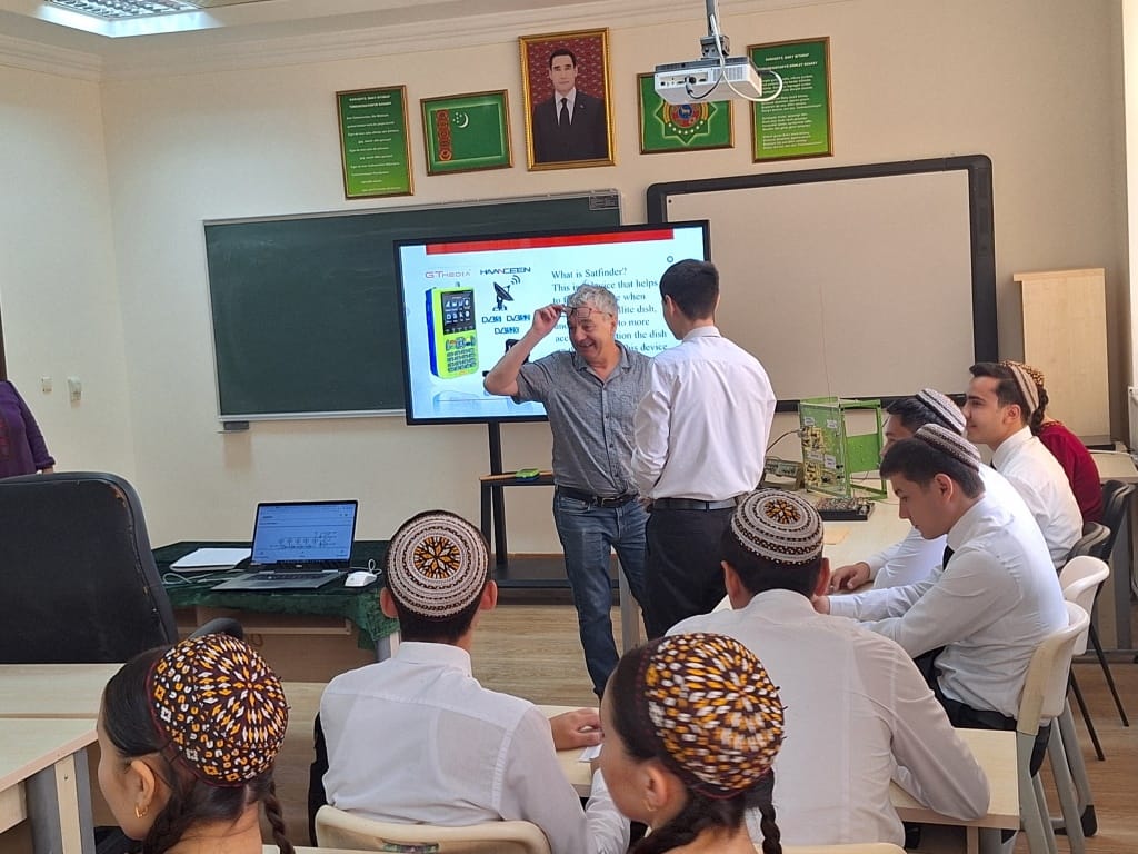 Профессор из Австрии посетил Институт телекоммуникаций и информатики Туркменистана