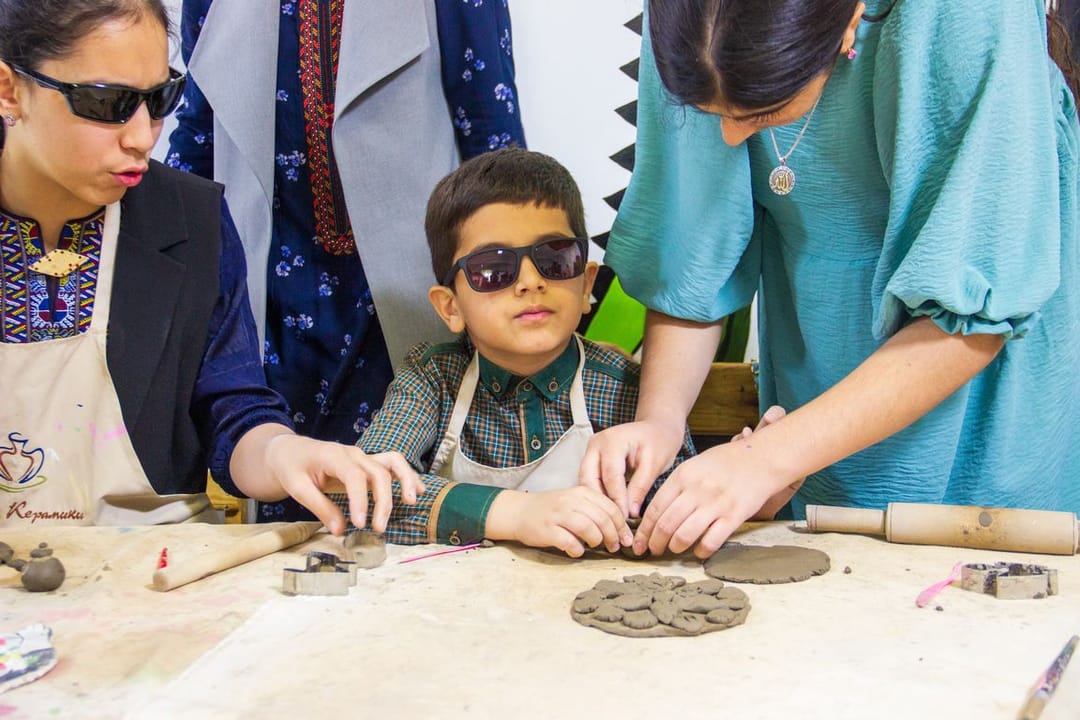 Aşgabatdaky keramika studiýasy haýyr-sahawat ussatlyk sapagyny geçirdi