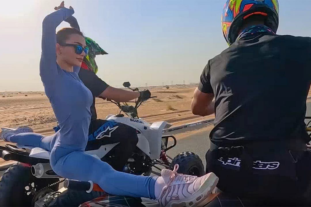 Suriyeli balerin, hareketli atveler üzerinde şpagat pozisyonunda ilerleyerek dünya rekoru kırdı