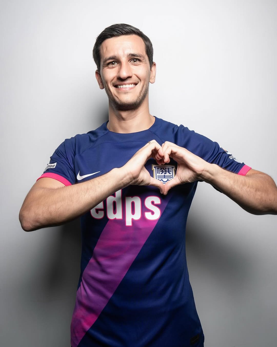 Полузащитник сборной Туркменистана Мингазов продлил контракт с гонконгским «Китчи»