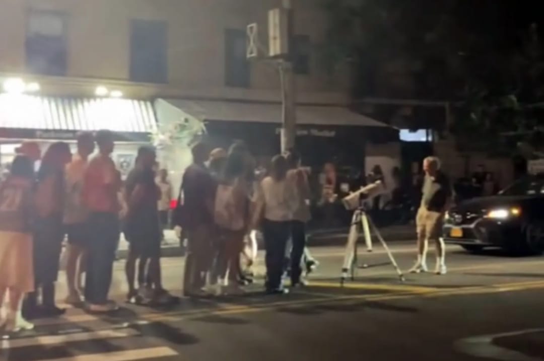 В Нью-Йорке астроном устроил сеанс наблюдения за звездами прямо на перекрестке