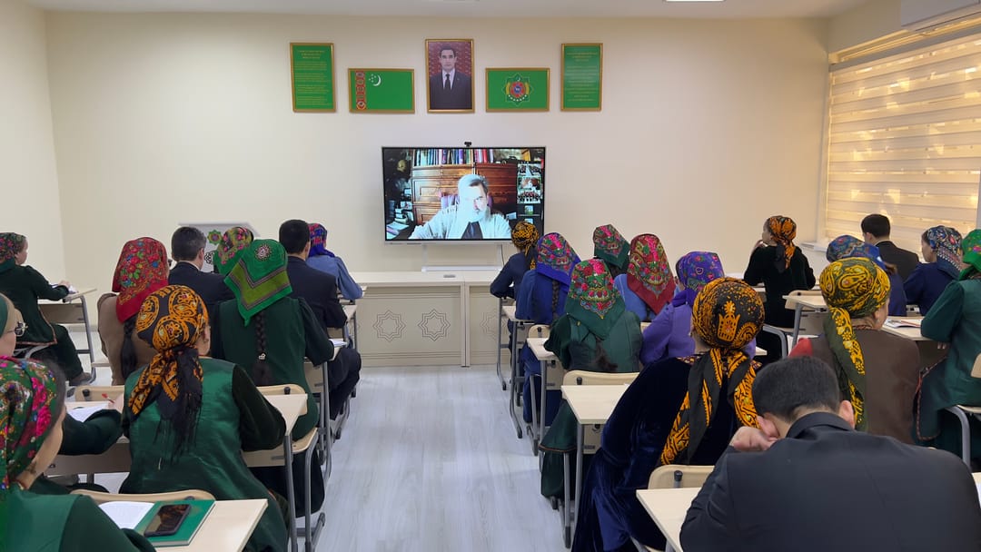 МГУ проводит онлайн-курсы для преподавателей и студентов языкового вуза Туркменистана